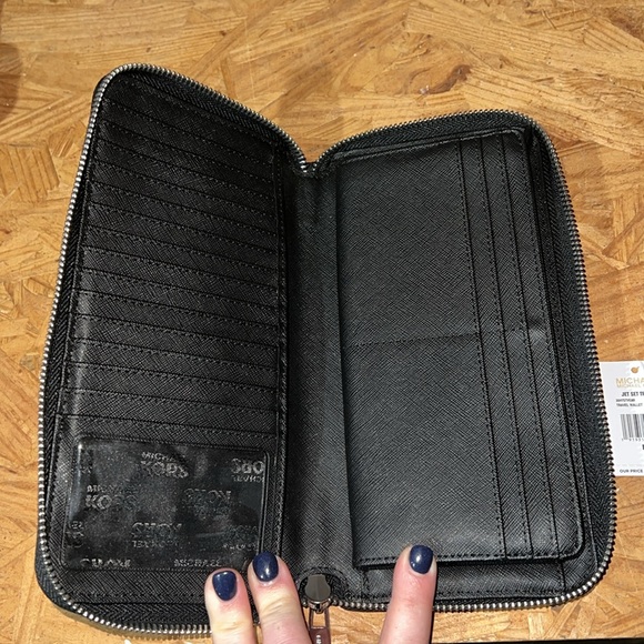 Michael Kors Jet Set Travel Wallet - Picture 3 of 4